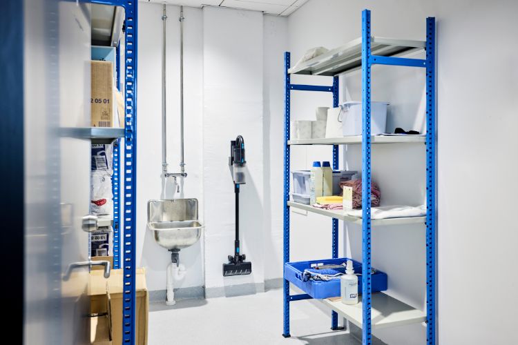 Nilfisk VU200 Grab and Go Li Ion Stick Vac 1 Hour Run Time and 2 Hot Swappable Batteries FREE DELIVERY!