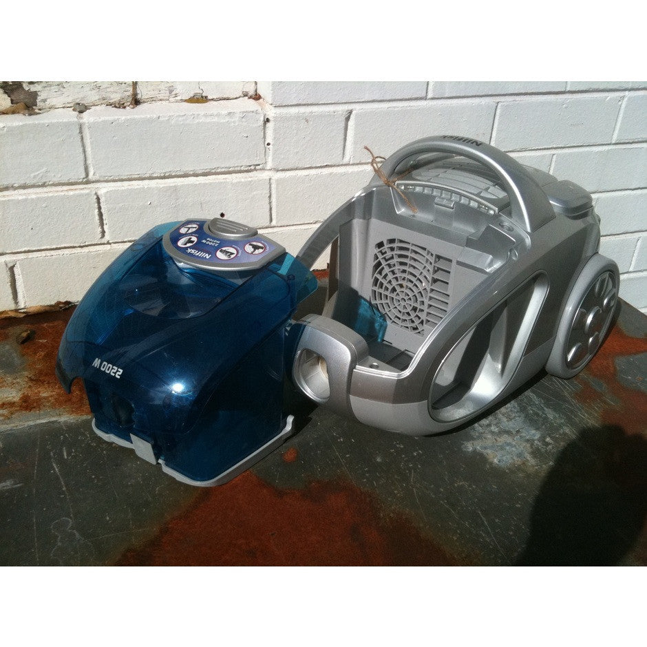 nilfisk 2200w bagless vacuum cleaner